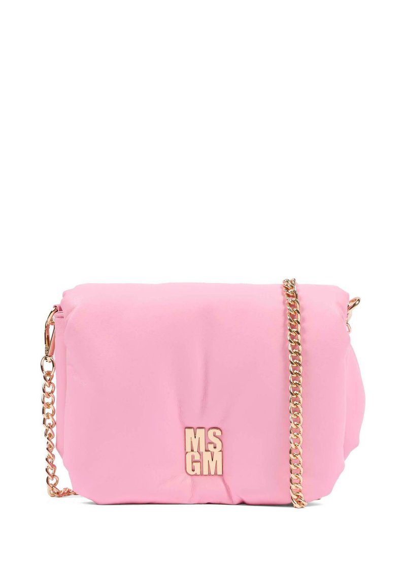 Borsa sintetica rosa con un design morbido e gonfio, dotata di una tracolla in catena dorata e un accento con logo dorato sulla parte anteriore.