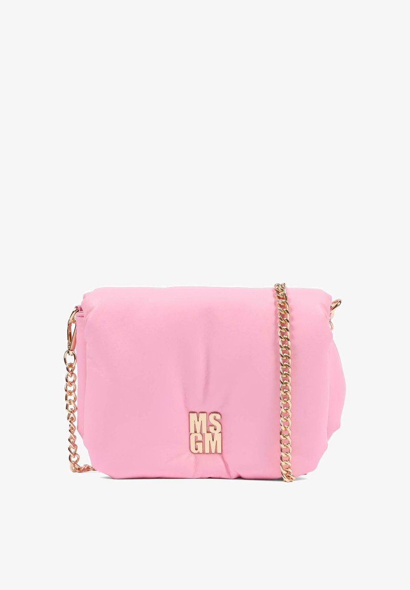 Różowa syntetyczna torebka o miękkim, puszystym kształcie, z złotym łańcuszkiem i złotym akcentem logo z przodu.