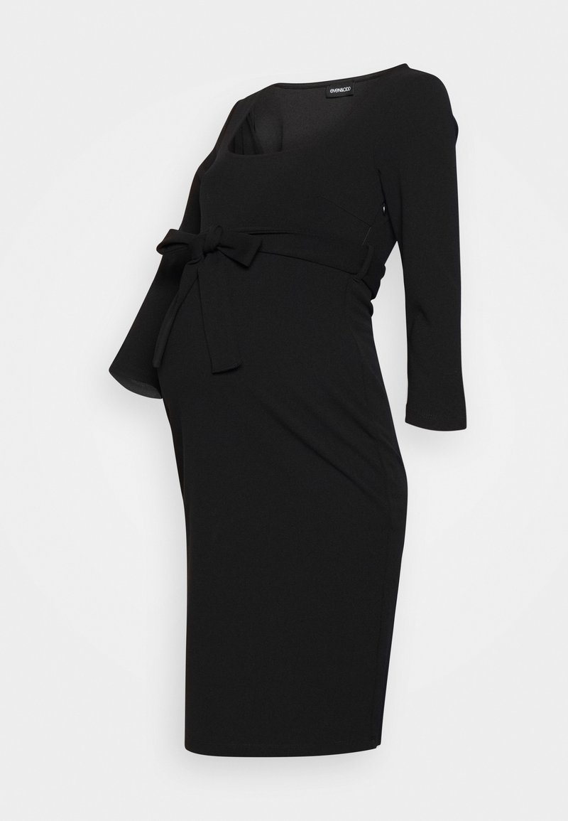 Robe de maternité noire avec manches 3/4, col rond et ceinture à nouer sur le côté ; fabriquée en tissu extensible pour le confort et l'ajustement.