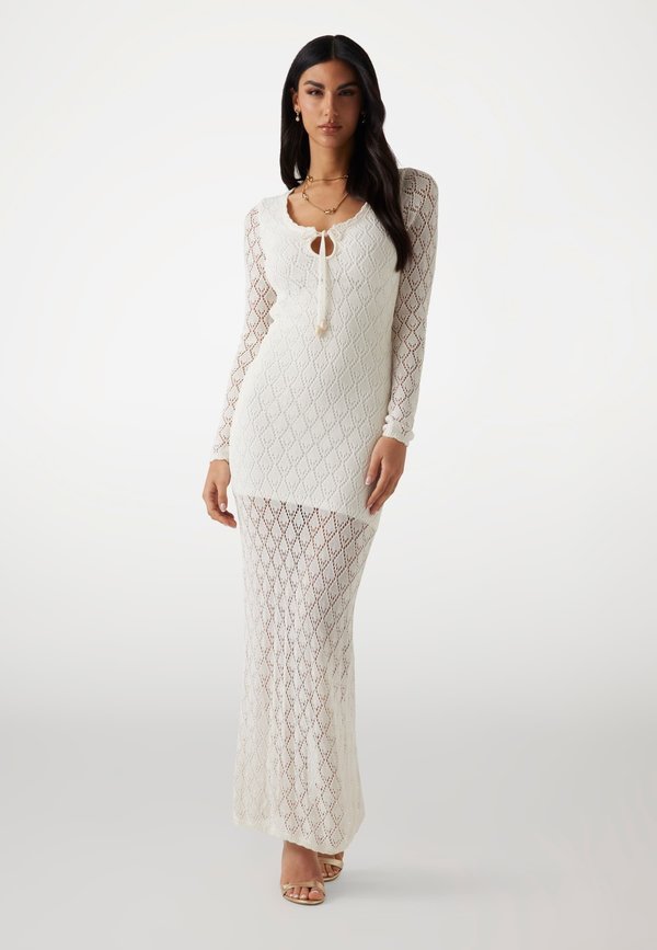 LANGES BODYCON LOCHSTICKEREI - Strickkleid - weiß