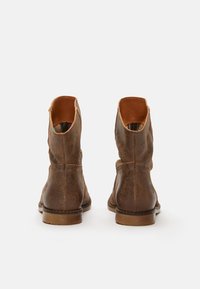 Felmini CLASH - Botines - camel