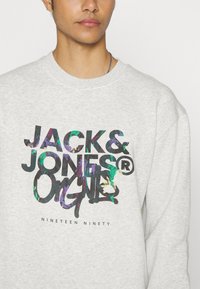 Jack & Jones JORSILVERLAKE - Sudadera - white melange