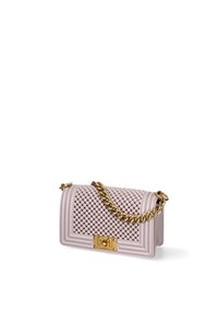 Borsa a tracolla trapuntata rosa chiaro con catena dorata e chiusura rettangolare. Presenta una superficie testurizzata e un design strutturato con lati a coste.