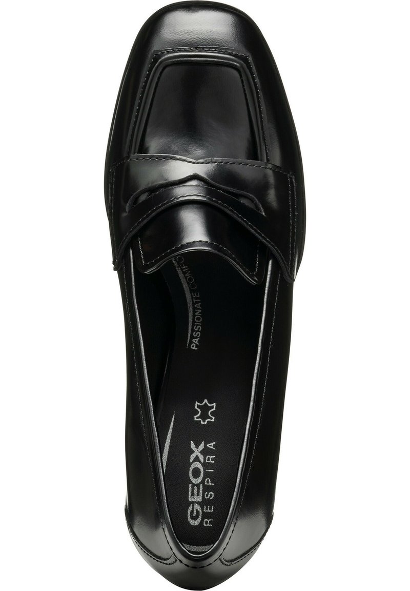 Mocassino in pelle nera con punta quadrata, fascia decorativa e dettagli di cucitura. Presenta un logo del marchio visibile sulla soletta.