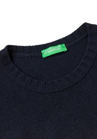 Granatowy sweter z dzianiny z prążkowanym okrągłym dekoltem. Posiada zieloną metkę United Colors of Benetton. Gładka faktura, średnia waga.