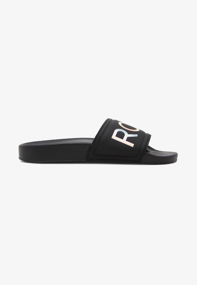 Zwarte schuifsandalen van gestructureerd synthetisch materiaal met een brede band met gedurfde, witte tekst. Plat voetbed, minimalistisch ontwerp.