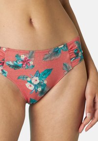 Culotte di bikini rosa con motivo floreale caratterizzato da foglie e fiori in tonalità teal. Progettata con lati arricciati per un tocco di texture in più.
