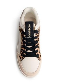 Sneaker in pelle e tessuto con pannello laterale leopardato, lacci neri e etichetta nera con marchio sulla linguetta. La combinazione di colori include crema e tan.