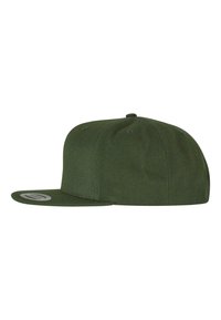 Roheline snapback-kork, millel on lame brim, valmistatud struktureeritud kangast, millel on õmmeldud detailid ja reguleeritav rihm taga.