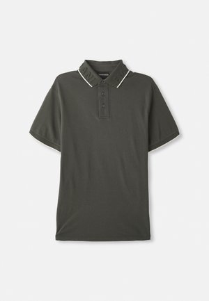 Mørk grønn polo skjorte med teksturert krage, med kontrasterende pynt og knappestolpe med tre knapper. Korte ermer og avslappet passform.
