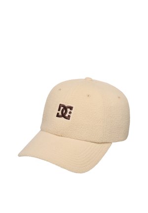 Beżowa czapka baseballowa z polaru z zakrzywionym daszkiem i brązową naszywką z logo DC na środku z przodu.