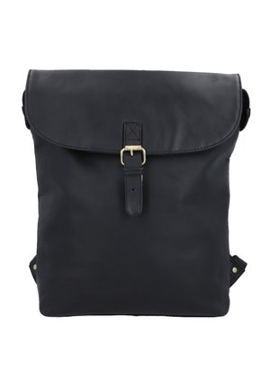 Sort læderrygsæk med en fold-over klap, messing spænde lukning og sidelommer, der har en glat tekstur og minimalistisk design.