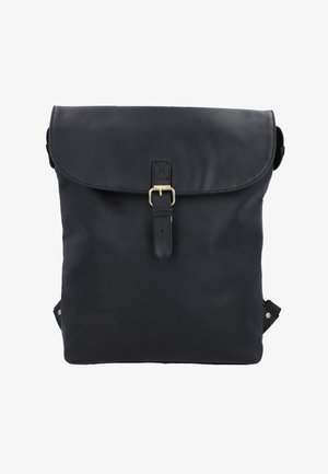 Mustast nahast seljakott, millel on volditud klapp, messingist pandla sulgemine ja külgsed aktsendid, omades siledat tekstuuri ja minimalistlikku disaini.