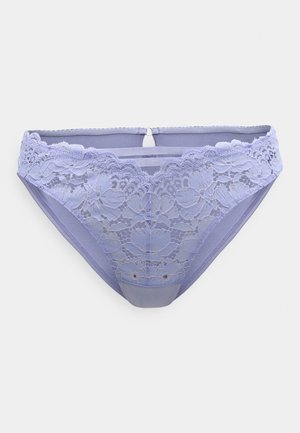 Lilla blondebriefs med blomsterpatron, takkede blondekanter øverst og en lille lukning bagpå. Blødt stof med glat tekstur.