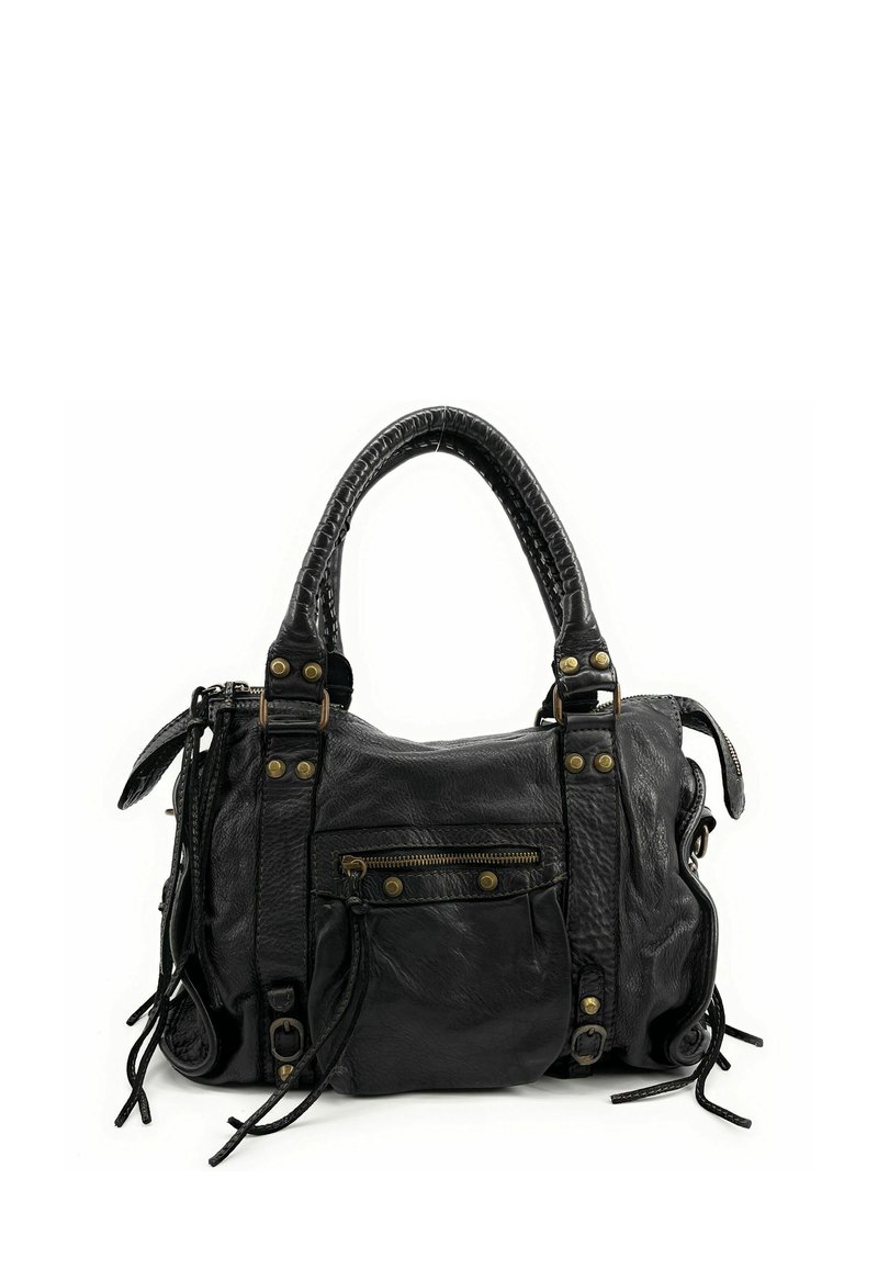 Sac à main en cuir noir avec une surface texturée, des accents en métal, une poche avant zippée et des sangles en cuir ajustables.