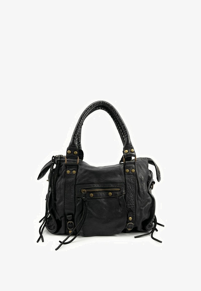 Sac à main en cuir noir avec une surface texturée, des accents en métal, une poche avant zippée et des sangles en cuir ajustables.