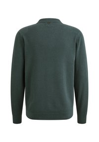 Suéter verde de punto con cuello tipo polo, mangas largas, patrón texturizado y un pequeño acento metálico en la parte posterior del cuello.