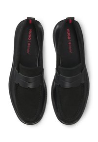 Mocassini neri con tomaia in pelle liscia e dettagli in morbido suede. Dotati di suola in gomma e cinturino decorativo sul collo del piede.