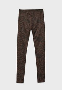 Legíny s leopardím vzorem s hnědým základem a tmavými skvrnami, hladkou texturou, přiléhavým střihem a širokým pasem pro pohodlí.