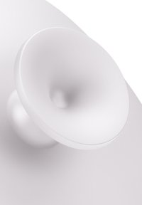 Witte, ronde luidspreker met een conische uitsteeksel. Effen oppervlak en matte afwerking, met een lichte indeuking in het midden.