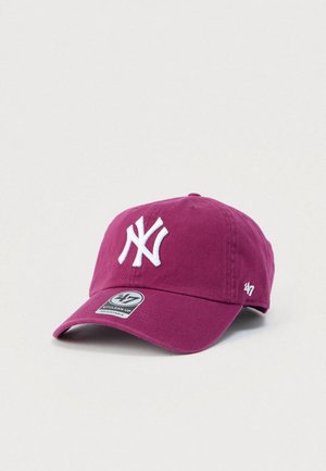 Maroon baseball cap made of cotton, featuring a white embroidered New York Yankees logo on the front and the brand tag on the side.