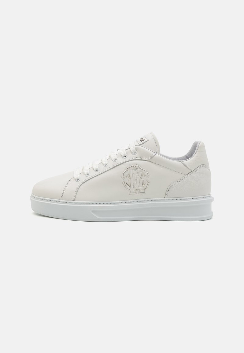 Baskets en cuir blanc avec un bout rond, des lacets ton sur ton et un logo texturé sur le côté. Équipées d'un col rembourré et d'une semelle extérieure en caoutchouc blanc.