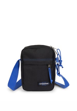 Bolso bandolera pequeño negro Eastpak con correa azul ajustable, tiradores de cremallera azules y parche con logo delantero.