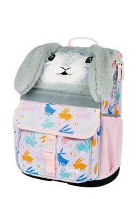 Zaino con faccia di coniglio grigia in pelliccia sintetica, orecchie pendenti e stampa colorata di conigli su sfondo rosa. Include una patta frontale e tasche laterali in rete.