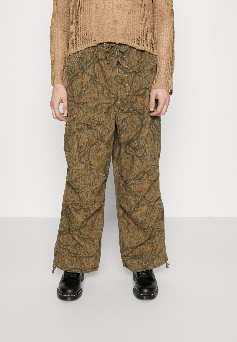Jaded London OVERSIZED PARACHUTE PANTS REALTREE CAMO - Oldalzsebes nadrágok - camo