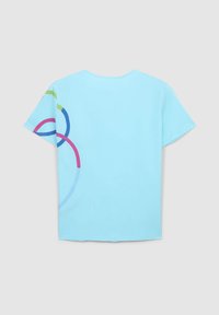 T-shirt azzurro chiaro a maniche corte con accenti grafici circolari colorati in rosa, verde e blu sulla spalla sinistra e sul lato.