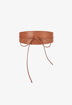 Large ceinture marron en cuir avec une fine lanière nouée en nœud à l'avant et de longues extrémités pendantes.