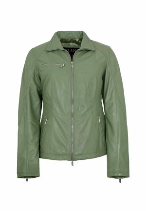 Grüne Lederjacke mit einem Frontreißverschluss, drei Reißverschlusstaschen und einem kleinen Stehkragen, dargestellt vor weißem Hintergrund.