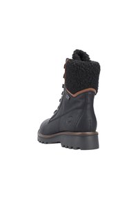 Botín negro de cuero hasta el tobillo con un collar de forro polar negro texturizado, acentos marrones, un sistema de cordones prominente y suela de goma moldeada para tracción.