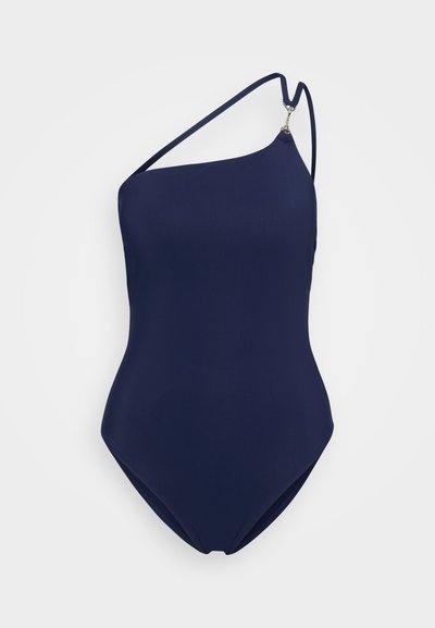 Maillot de bain une pièce bleu marine avec une seule bretelle, texture de tissu lisse et silhouette moderne et élégante.