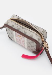 Borsa in pelle marrone e tessuto decorato con cerniera dorata. Presenta un manico con accentuazione rosa e una striscia decorativa centrale con design floreale.