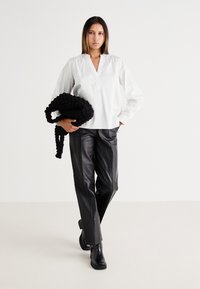 Selected Femme SLFMIRA VNECK - Bluse - bright white