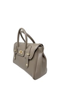 Borsa a mano in pelle beige con doppi manici, design strutturato, accenti in metallo dorato e chiusura a pattina con dettagli di cucitura.