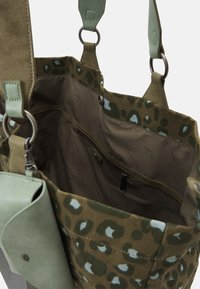 Borsa a tracolla leopardata verde oliva con tasca interna con zip e pochette in suede verde chiaro applicata, dotata di hardware argentato e spallacci.