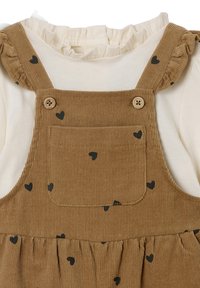 Braunes Corduroy-Overallkleid mit schwarzen Herzmustern, ausgestattet mit einem gerafften Ausschnitt und Knopfverschlüssen an den Trägern. Glatte Textur.