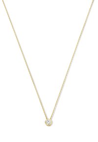 Collier en or avec un design fin et torsadé, comportant un pendentif rond serti d'une pierre claire et étincelante au centre.