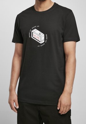 Czarny bawełniany t-shirt z białą grafiką budzika oraz tekstem "NO:PE" i "WAKE UP" rozmieszczonym w okręgu. Krótkie rękawy, okrągły dekolt.