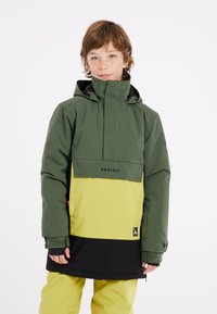 Veste imperméable verte avec capuche, présentant un design en blocs de couleur jaune et noir, et le mot "PROTEST" sur le devant.