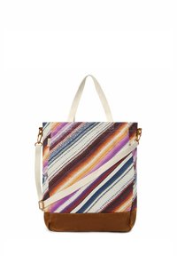 Canvas draagtas met gekleurde diagonale strepen in paars, oranje en blauw. Bodem van bruin stof en crèmekleurige handvatten met een verstelbare schouderband.