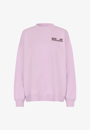 Šviesiai rožinė sportinė palaidinė su apvalia iškirpte, nukarusiomis pečių linijomis ir juodu tekstiniu logotipu „BAUM UND PFERDGARTEN“ kairėje krūtinės pusėje. Pagaminta iš medvilnės mišinio.