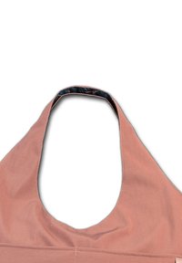 Sac en tissu rose avec une profonde ouverture en forme de U, présentant une doublure sombre contrastante avec un motif subtil et des coutures visibles le long des bords.