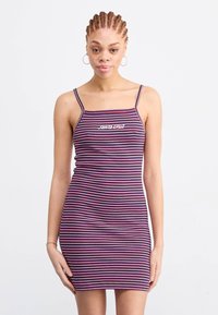 Vestido de alças em listras nas cores azul marinho, rosa e branco. Corte justo, com alças finas e decote quadrado. Apresenta o logótipo "Santa Cruz" na parte frontal.