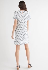 Lyhythihainen mekko, jossa on takana avainaukko, poikittaiset siniset ja valkoiset raidat sekä rento istuvuus, valmistettu kevyestä kankaasta.