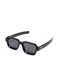 Gafas de sol rectangulares negras con montura gruesa y lentes oscuras, con un pequeño logo dorado en la patilla.