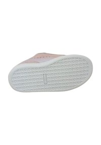 Roze suède sneaker met een witte rubberen zool. De zool heeft een gestructureerd patroon voor grip. Het bovenwerk heeft subtiele perforaties voor ademend vermogen.