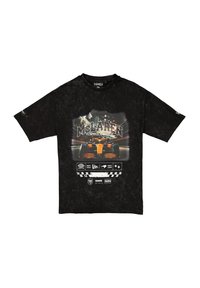 Czarny t-shirt z grafika z przetarciami. Posiada logo McLaren oraz kolorowy nadruk wyścigowego samochodu z różnymi logo i akcentami na przodzie.